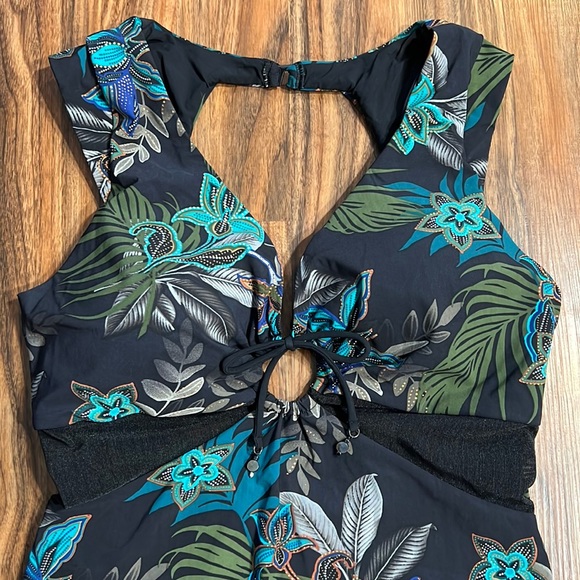 Amoressa Allana Blixen One Piece - Picture 5 of 16